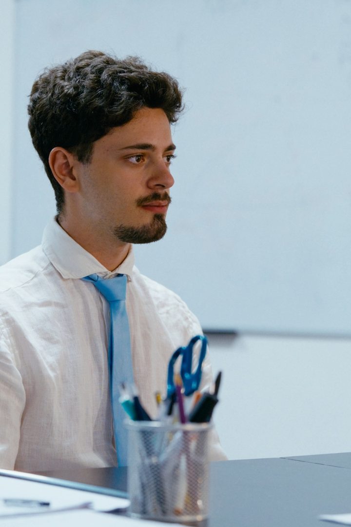 Un ragazzo di profilo alla scrivania