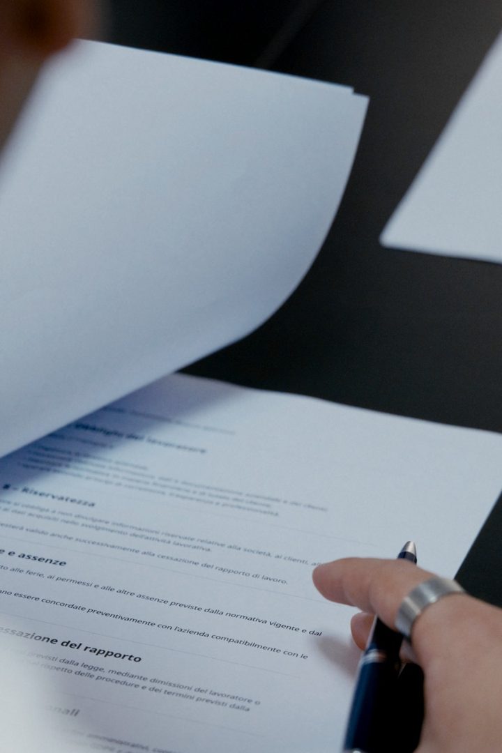 Fogli del contratto e una penna