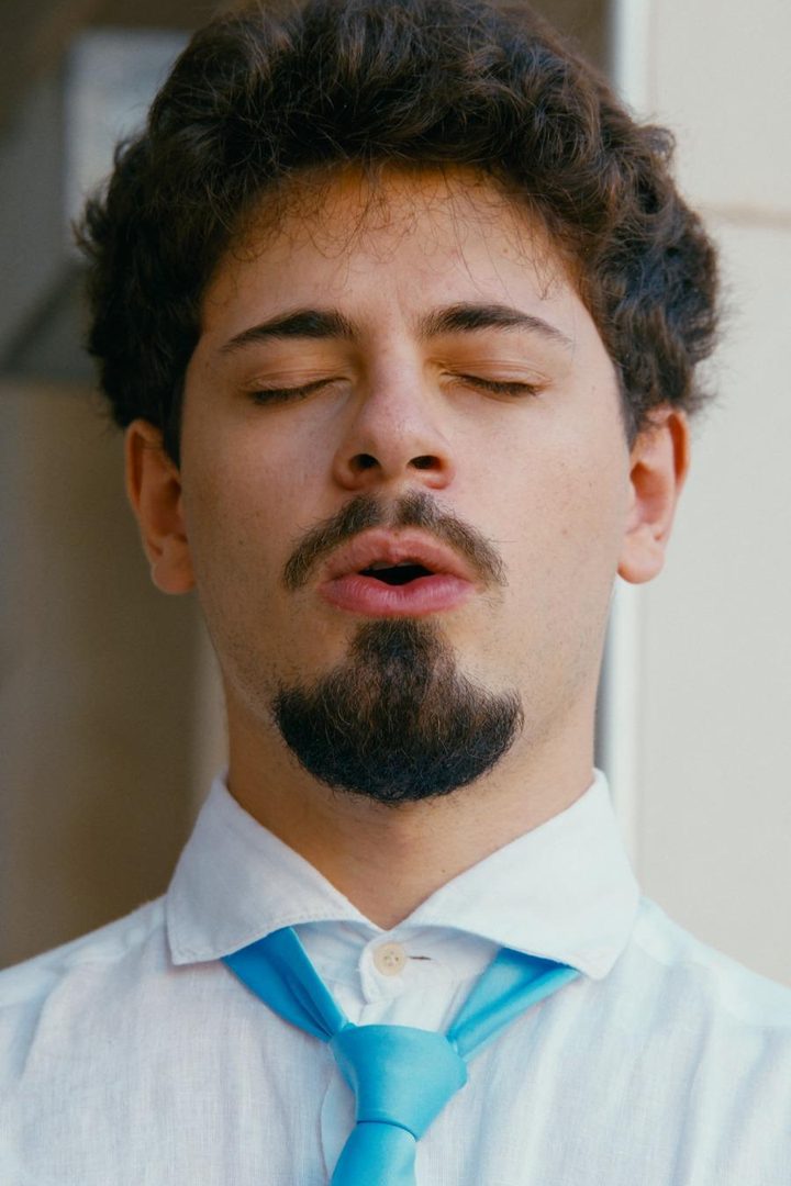 Un ragazzo a occhi chiusi