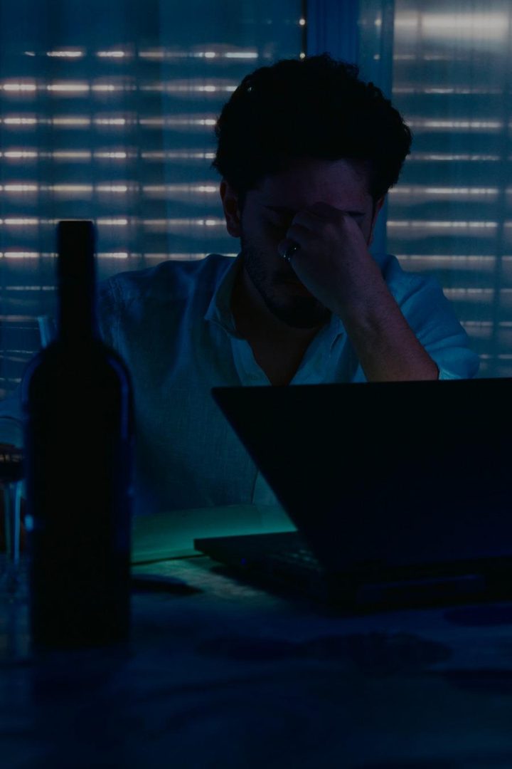 Un ragazzo di notte davanti al portatile