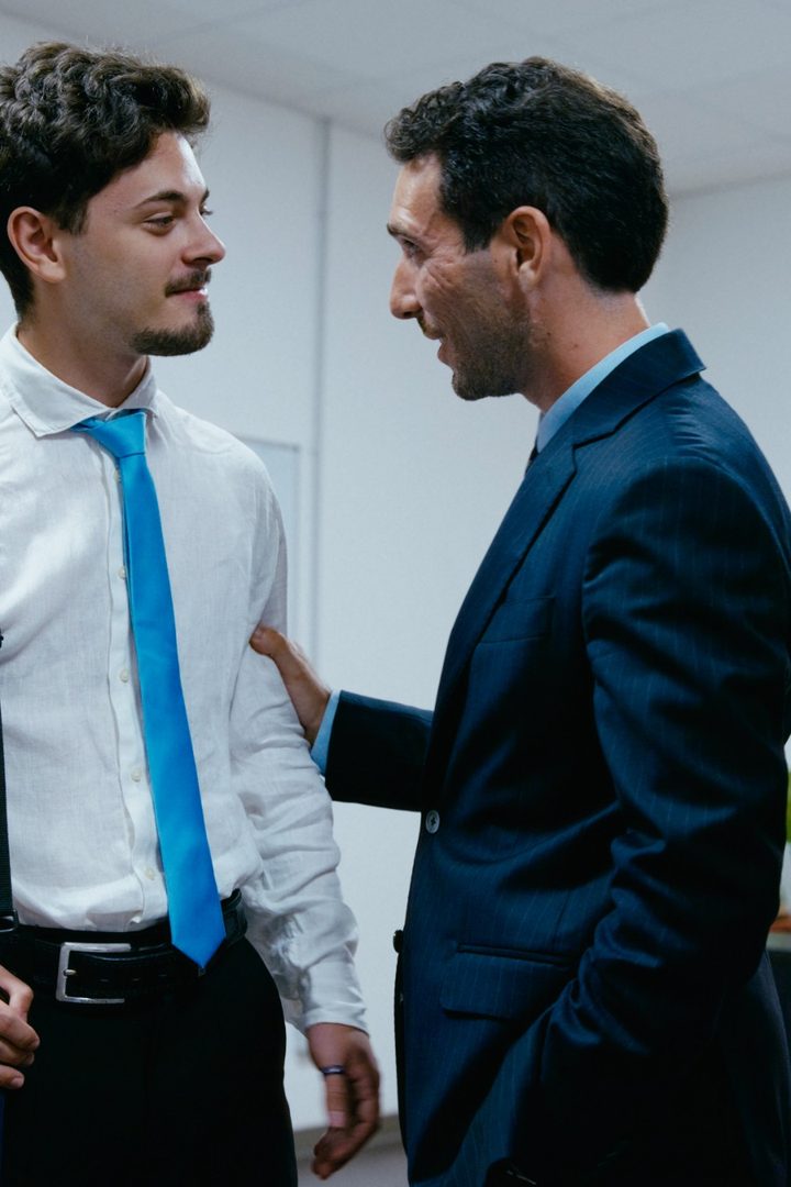 Un ragazzo e un uomo in giacca in ufficio