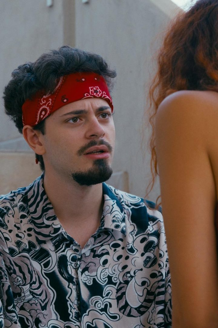 Un ragazzo con la bandana rossa