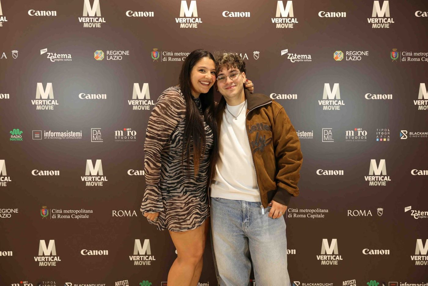 Karim con un'amica sul red carpet del VerticalMovie Festival